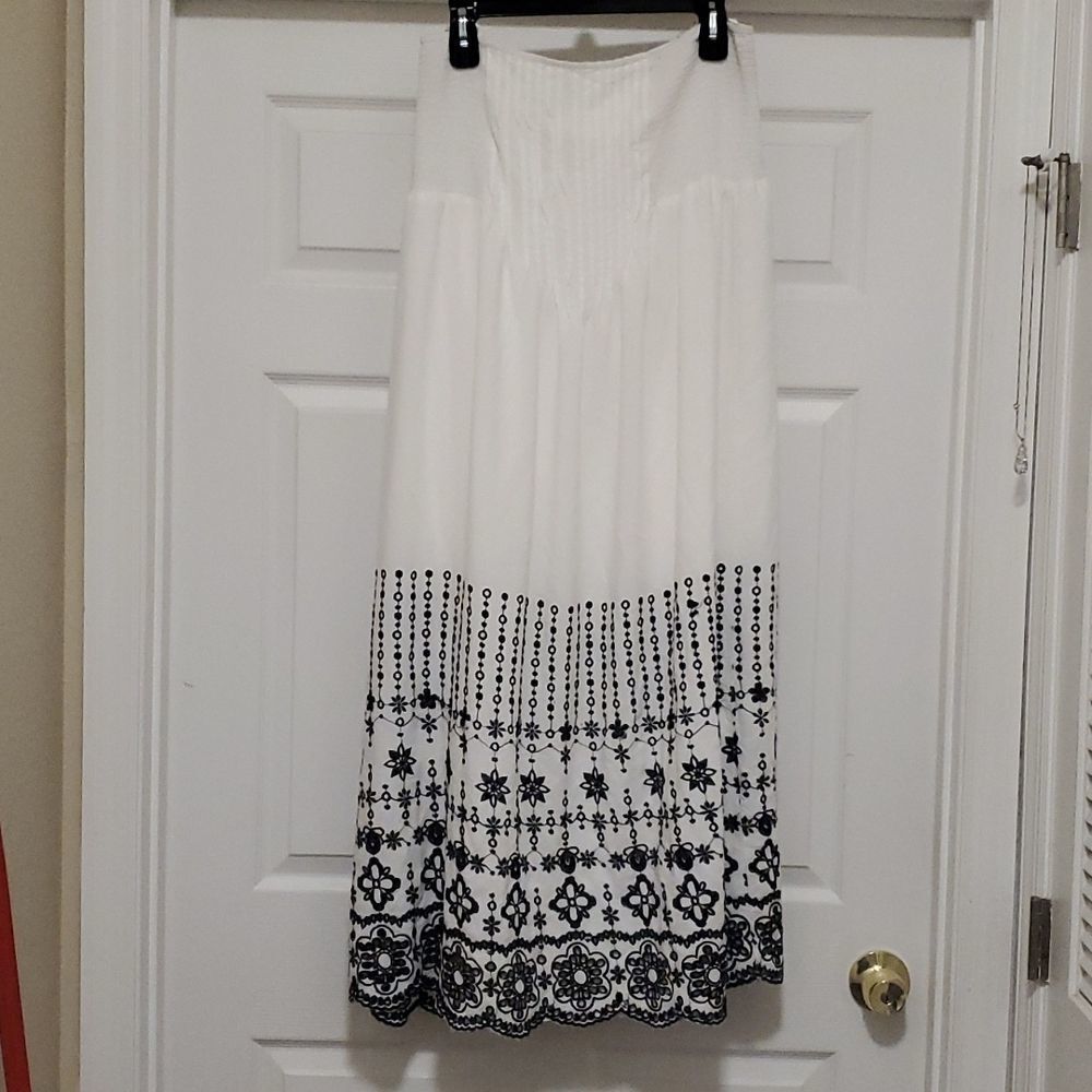 Devlin woman L white with black embroidery smocked strapless dress